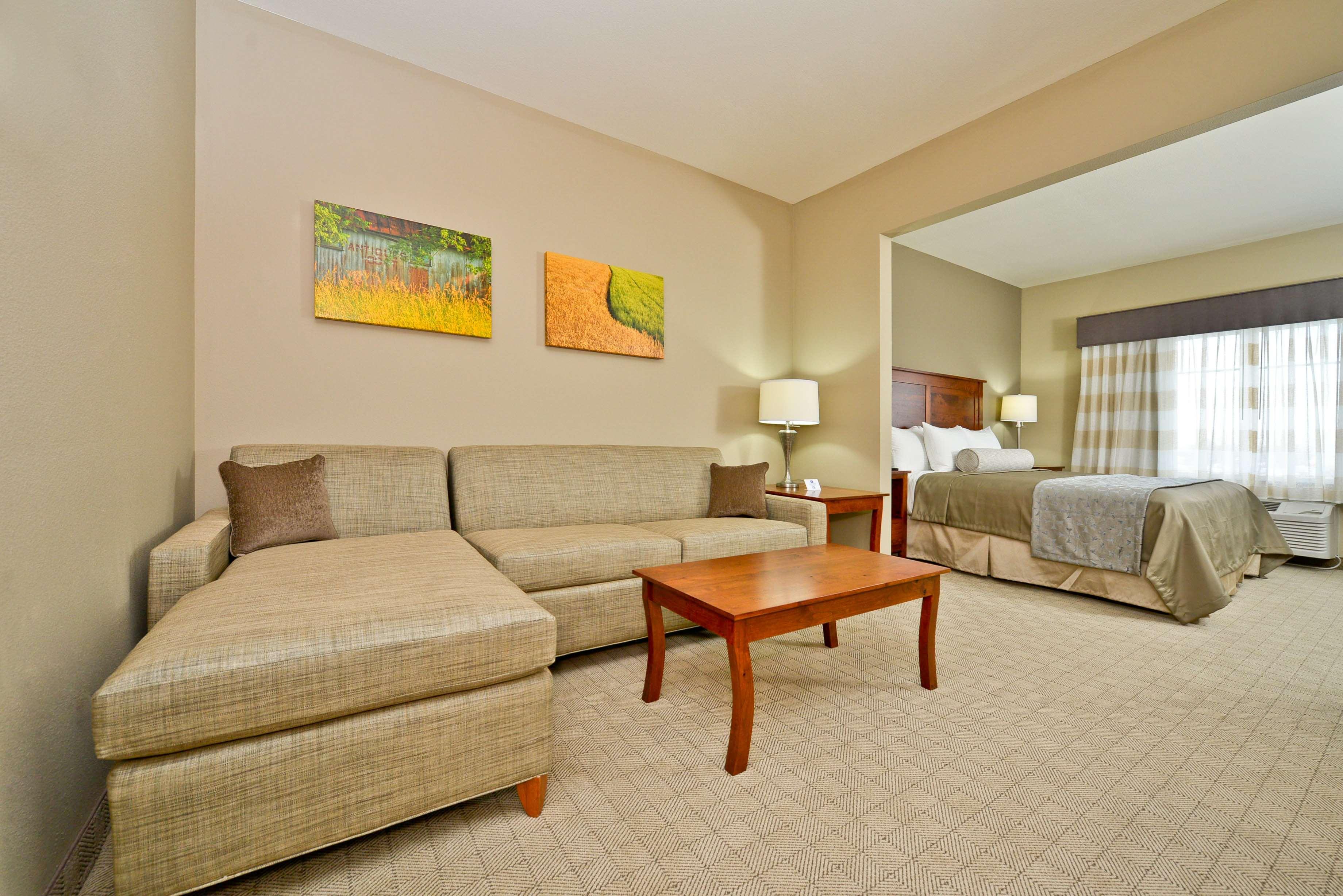 Best Western Plus Green Mill Village Hotel & Suites Arcola Buitenkant foto