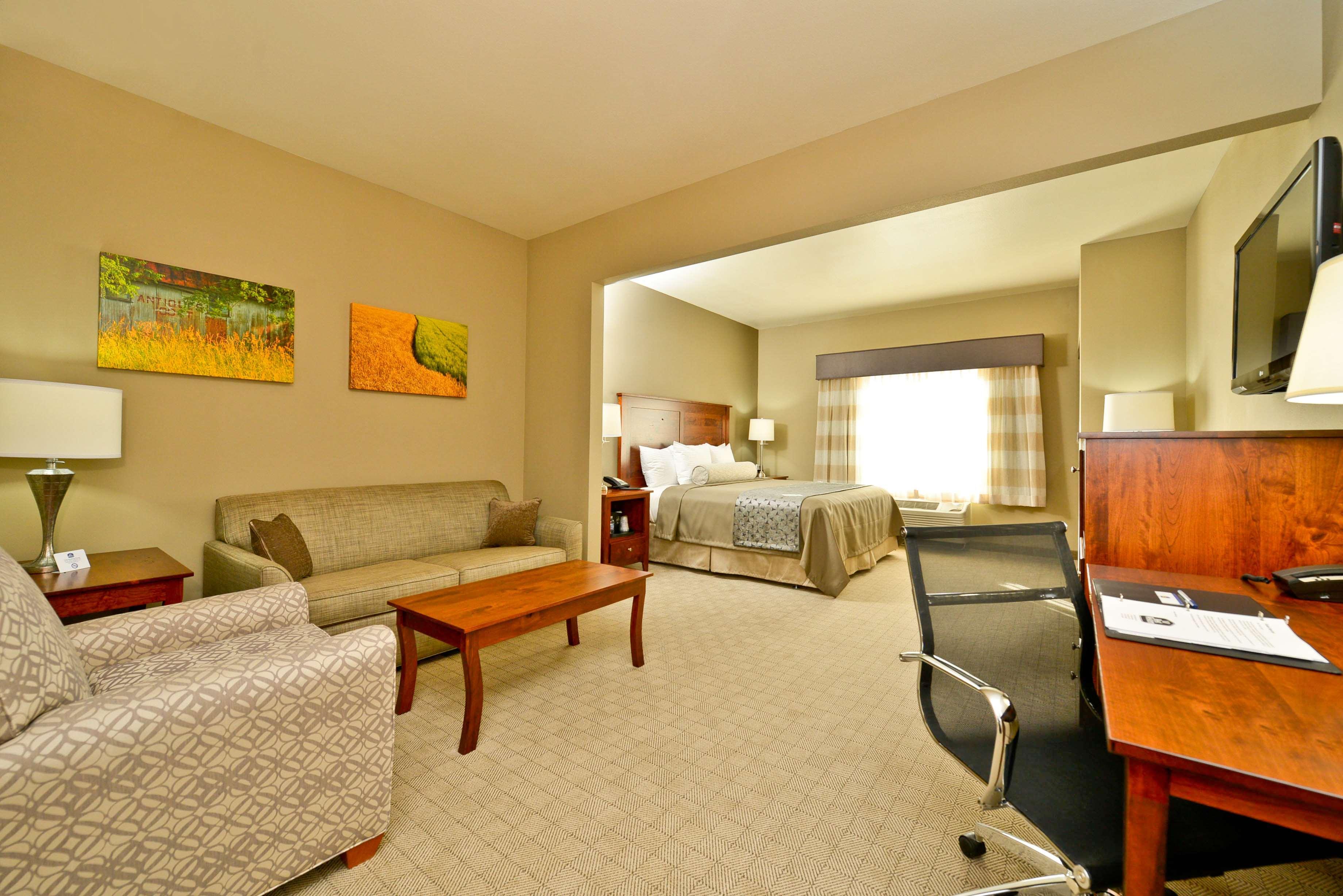 Best Western Plus Green Mill Village Hotel & Suites Arcola Buitenkant foto